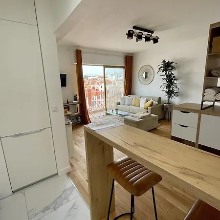 Superb Floor Studio, Center. * 比亚里茨