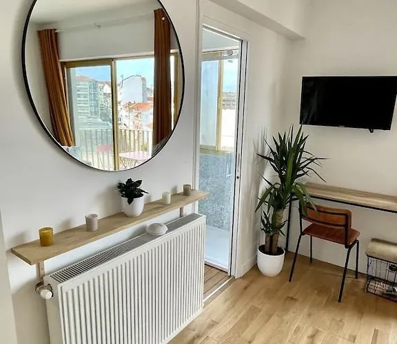 Superb Floor Studio, Center. * Μπιαρίτζ